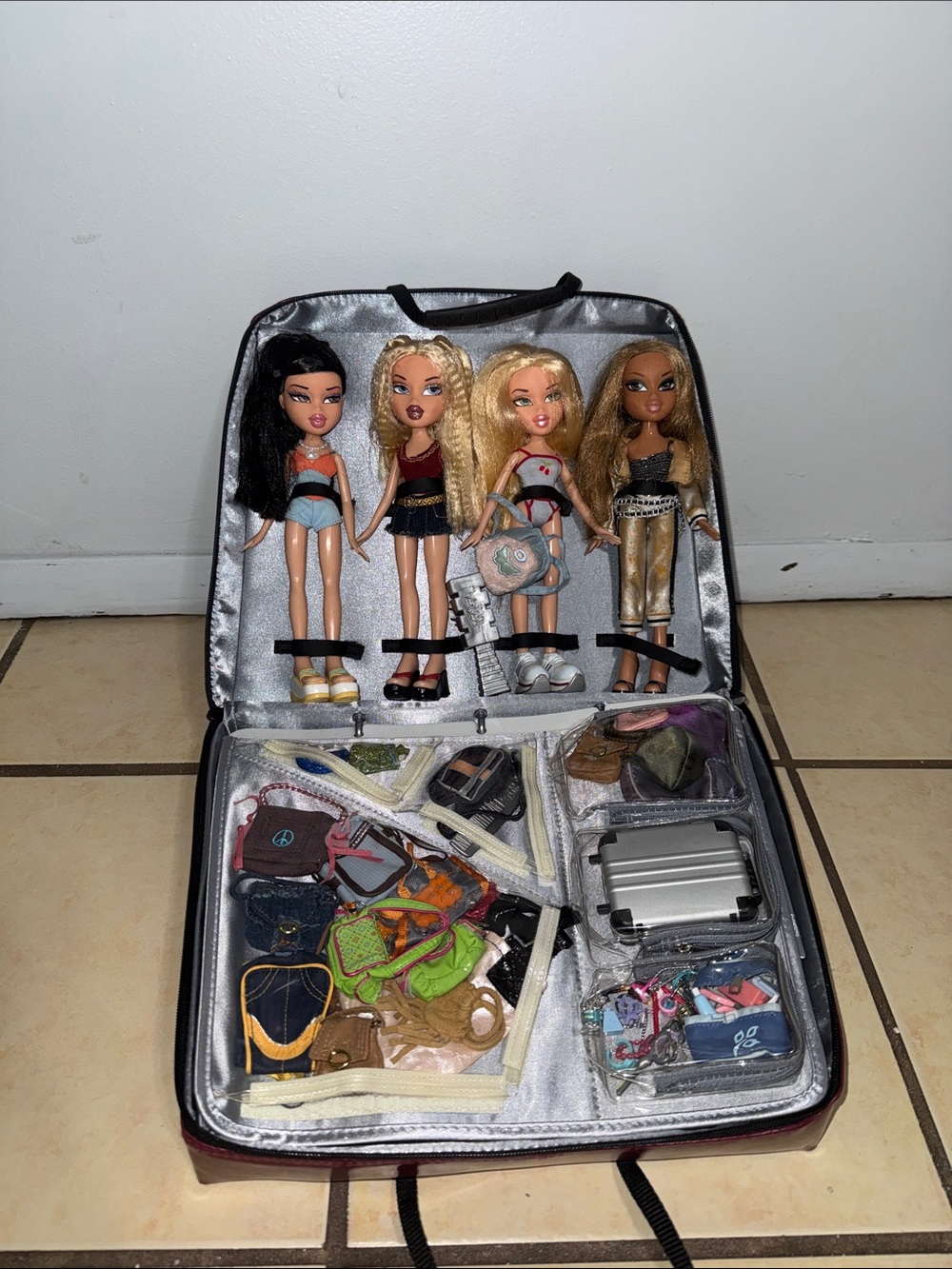 Vintage Bratz - 4 Bratz Dolls with Bratz doll case & accessories lot bundle